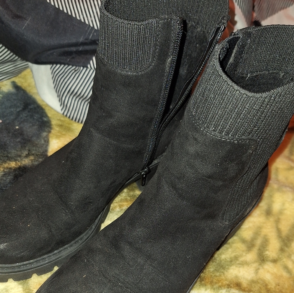 Heeled boots - Picture 2 of 3